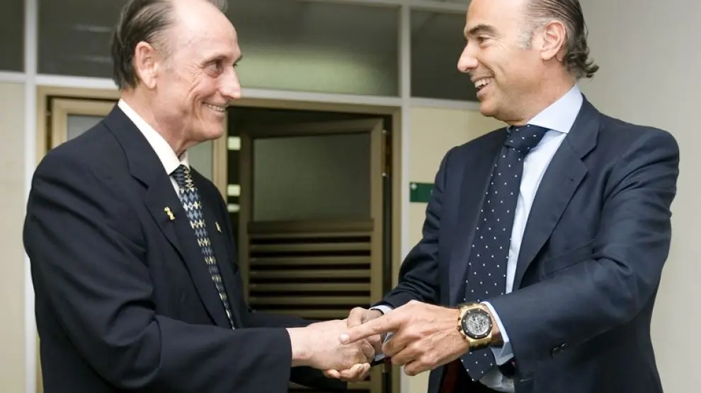 Manuel Ruiz de Lopera y Luis Oliver, tras firmar el acuerdo