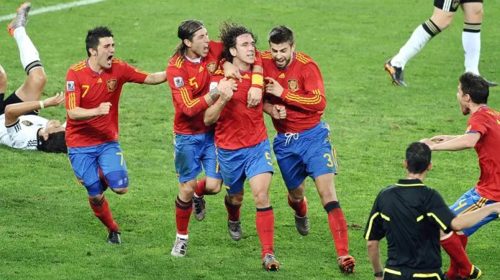 Villa, Ramos, Piqué y Alonso celebran con Puyol, autor del tanto, el gol que metió a España en la final.