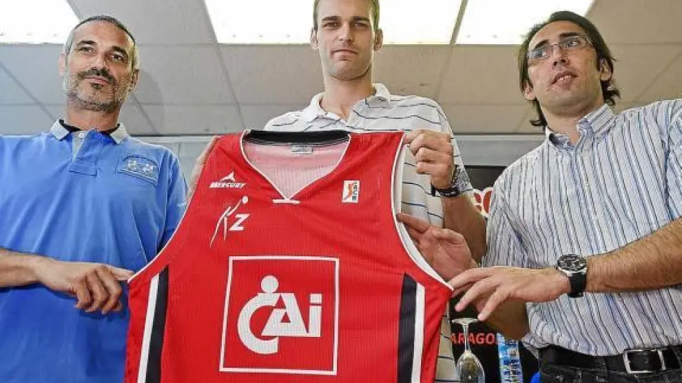 Miso posa con la camiseta del CAI junto a José Luis Abós (izquierda) y Willy Villar.