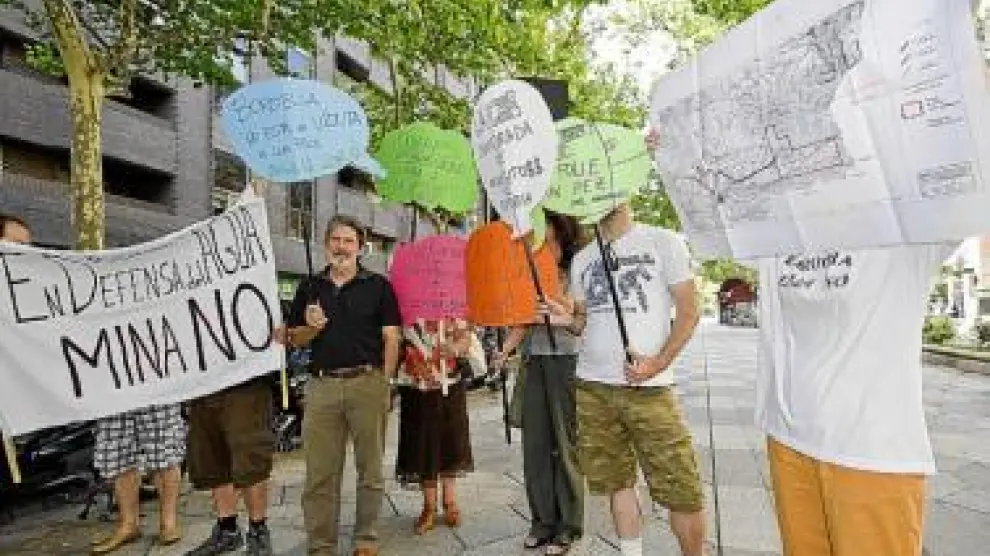 Los manifestantes, entre ellos Adolfo Barrena (IU), ayer.