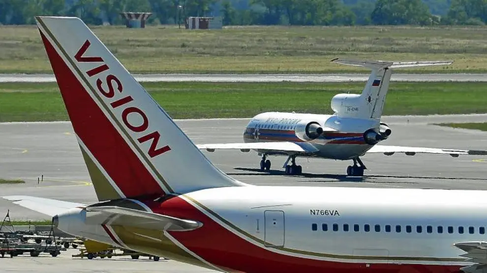 Un avión estadounidense de Vision Airlines y uno ruso (detrás) circulan por el Aeropuerto Internacional de Viena, ayer.