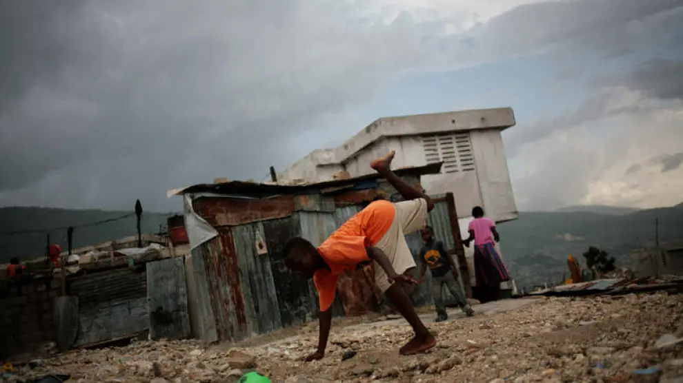 Niños haitianos juegan entre los escombros, en Puerto Príncipe