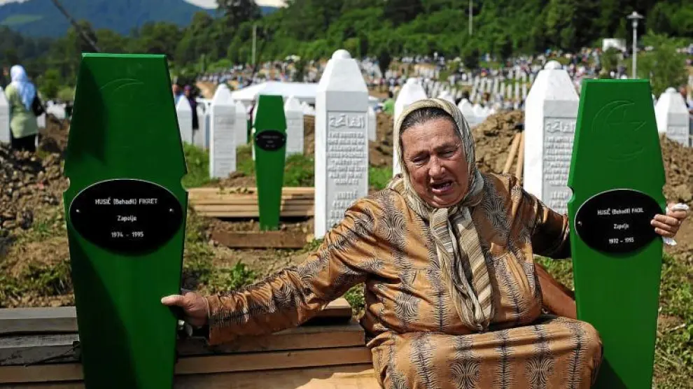Una mujer llora al recordar a sus dos hijos muertos en la matanza de Srebrenica, ayer.