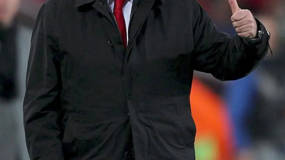 Vicente del Bosque hace un gesto de aprobación durante el partido de ayer.