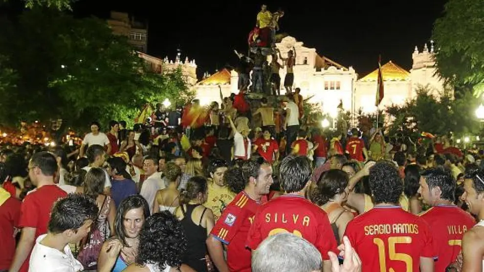 La plaza de Navarra fue el punto de encuentro para celebrar la victoria de la selección española.