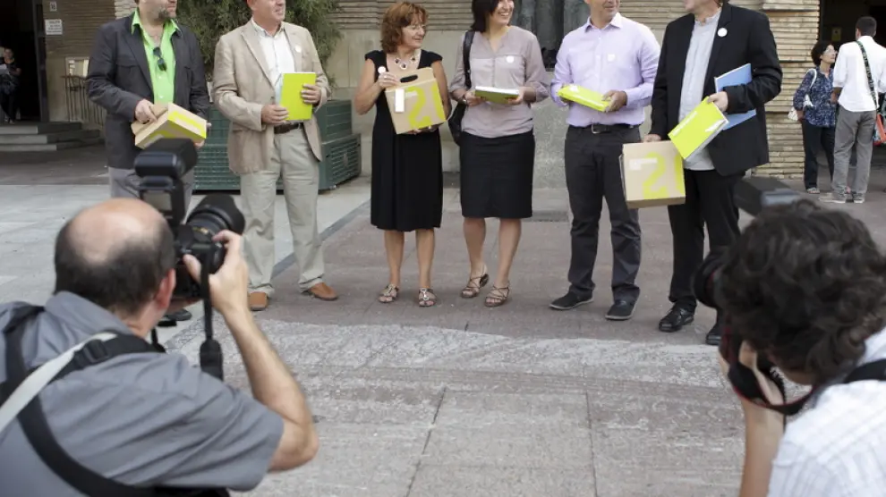 Miembros de la corporación municipal llevan el documento de la candidatura a la Delegación del Gobierno