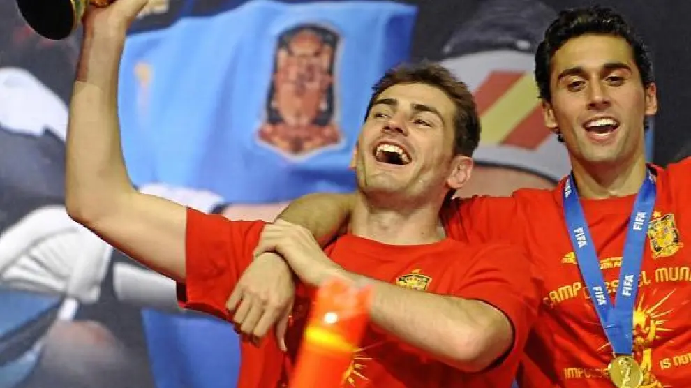 Arbeloa, junto a Casillas, celebrando el título mundial en Madrid.