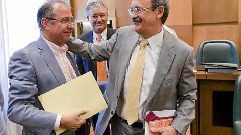Catalá, a la derecha, saludó ayer a su sucesor en el Área de Economía, Fernando Gimeno.