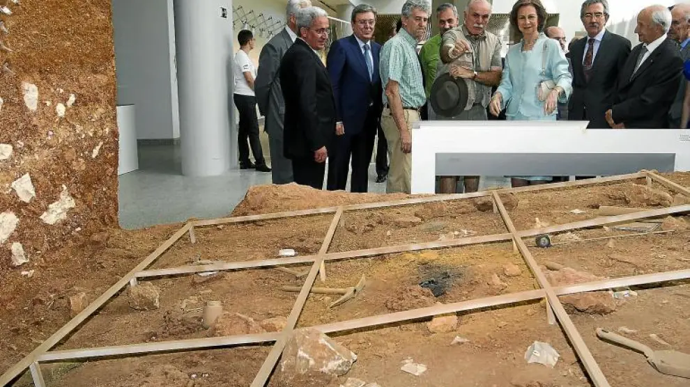La reina Sofía atiende las explicaciones de los técnicos durante la inauguración, ayer, del Museo de la Evolución Humana en Burgos.