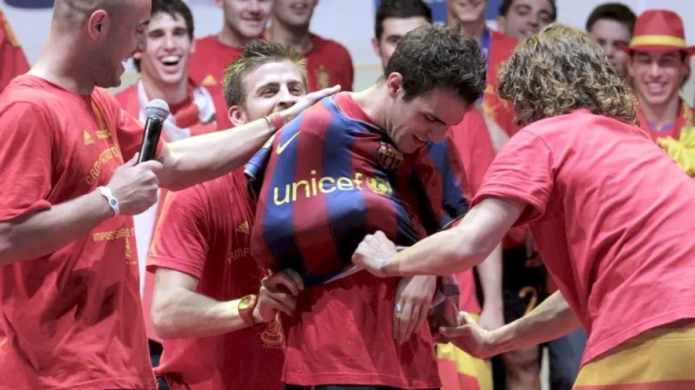 A Fábregas le pusieron la camiseta del Barcelona