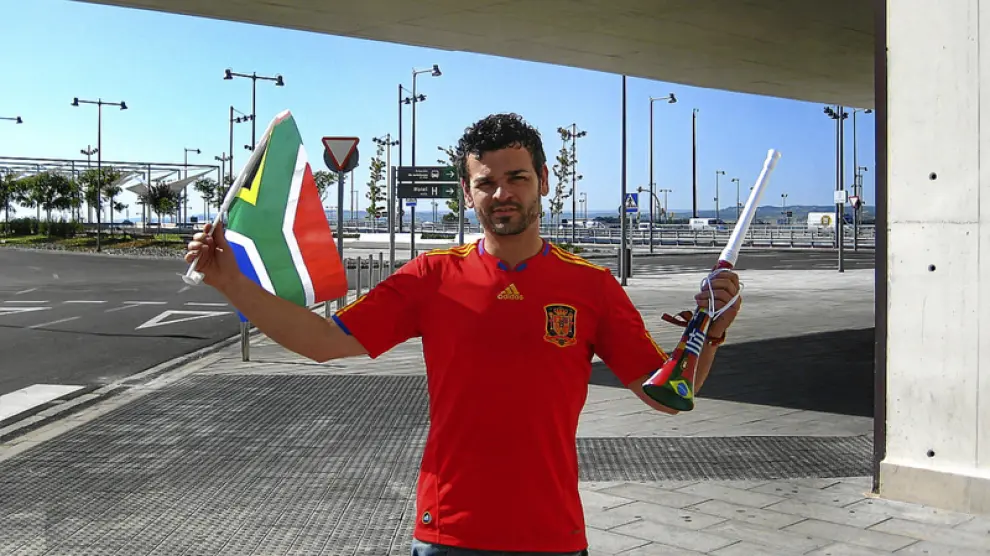 David Cebollada, con la indispensable vuvuzela y la bandera sudafricana