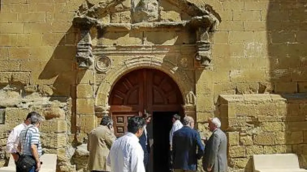 Las autoridades, durante su visita a la iglesia de Ponzano ayer.