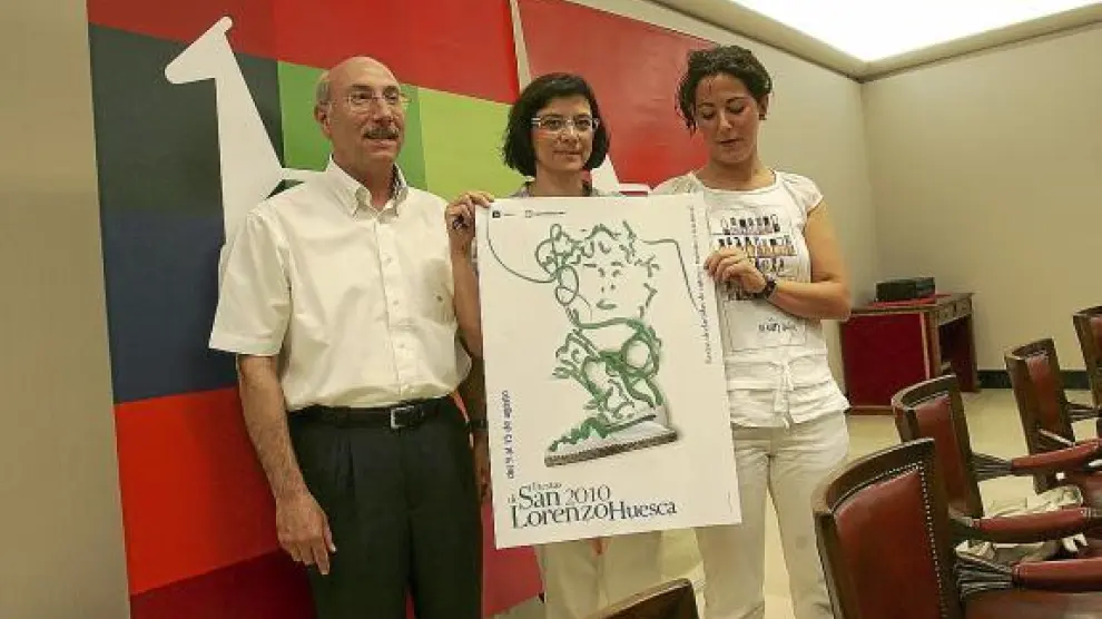 Los concejales Domingo Malo, Teresa Sas y Amalia Aso 'presumieron' de cartel de fiestas.