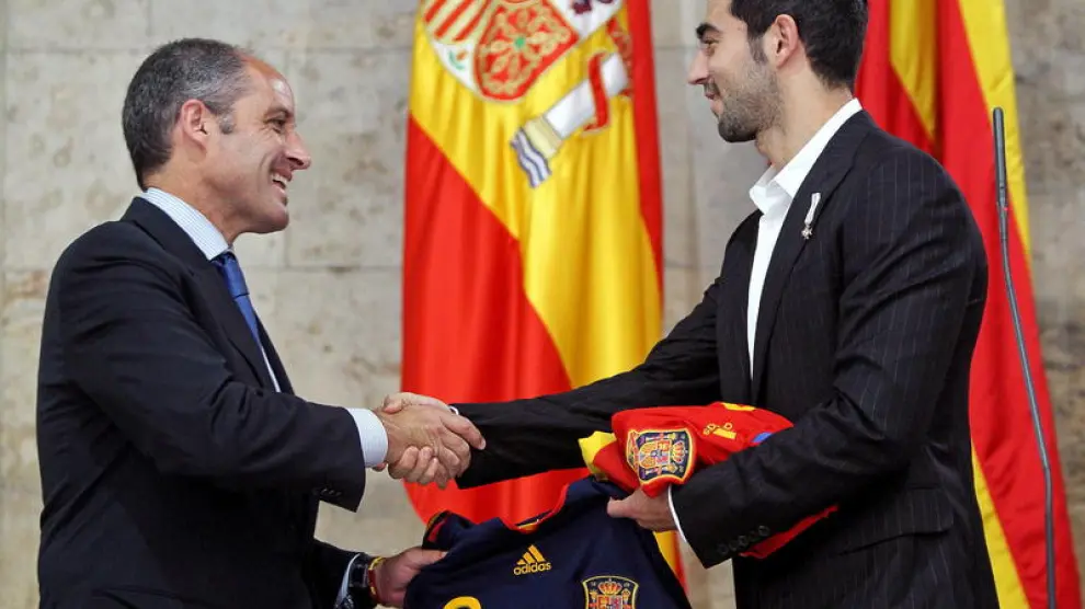 Albiol junto al presidente valenciano, Francisco Camps.