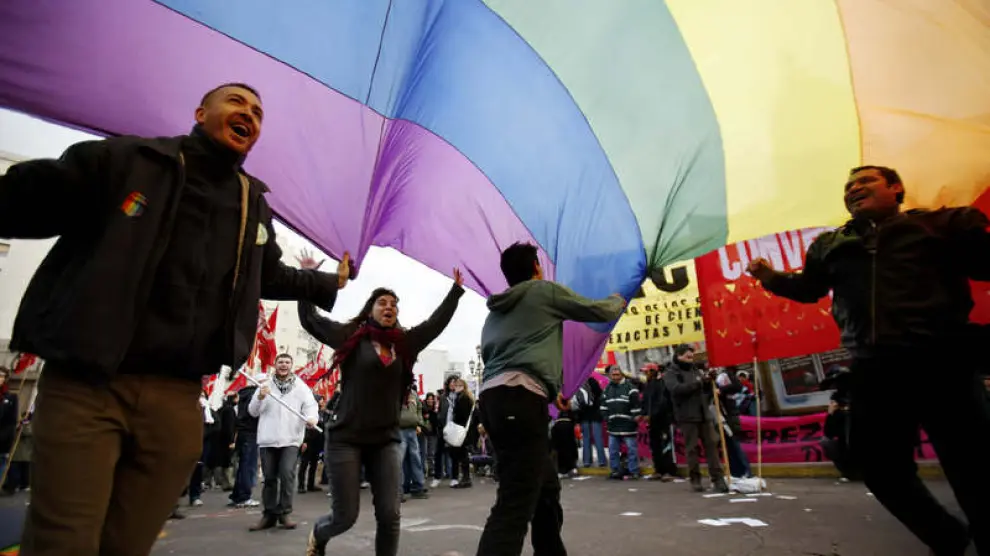 Varios manifestantes despliegan una bandera arcoiris, mostrándose a favor del matrimonio homosexual, en las calles de Buenos Aires