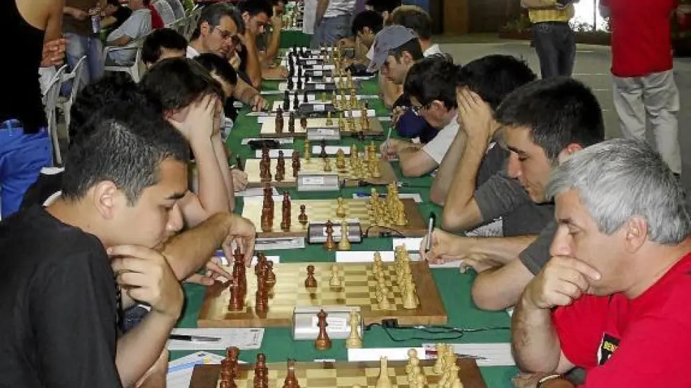 Los jugadores concentrados en sus respectivos tableros en el Open de Benasque.