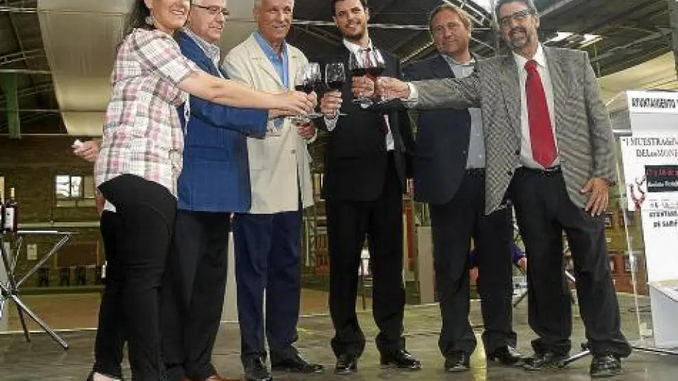 Las autoridades brindaron con vino de Los Monegros en la inauguración.