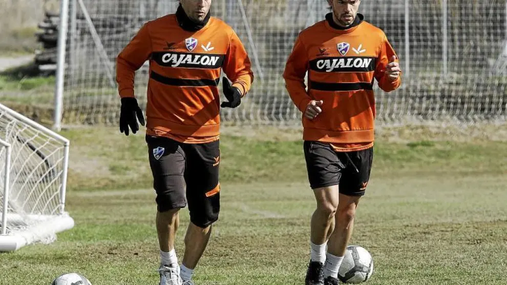 Los futbolistas Robert, a la izquierda, y Carlos de la Vega están pendientes de si su futuro sigue siendo azulgrana.