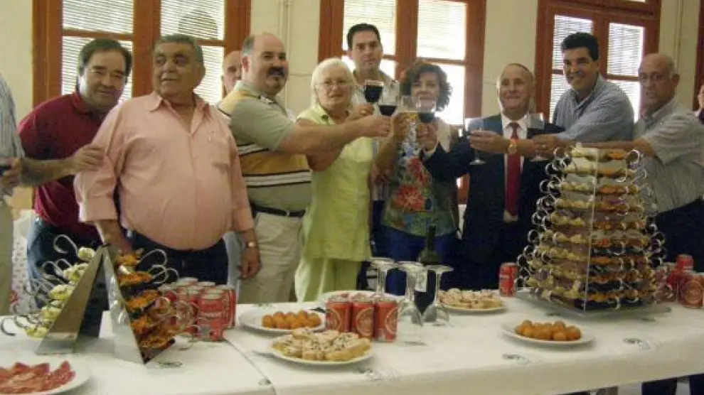 Lourdes Rubio y el alcalde de El Buste brindan con otros consejeros comarcales, alcaldes y ediles.