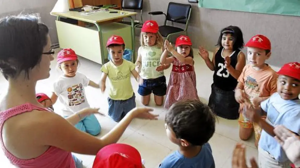 El grupo de alumnos de Infantil disfrutan aprendiendo canciones de otros países.