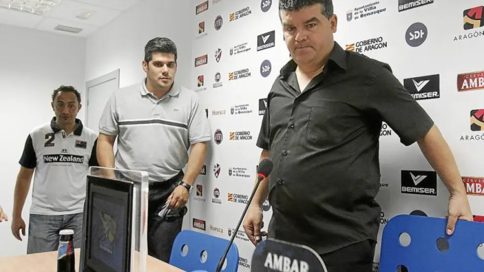 Onésimo Sánchez, a la derecha, el día de su presentación como técnico de la Sociedad Deportiva Huesca.