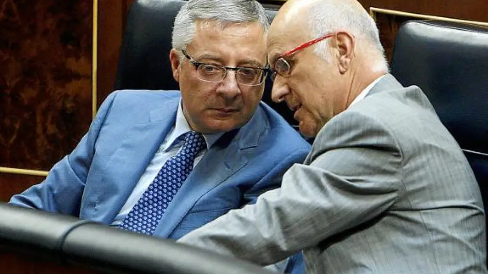 El ministro Blanco y el portavoz de CiU, Duran i Lleida, antes de la sesión de ayer en el Congreso.