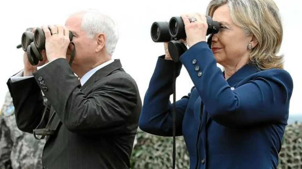 Robert Gates y Hillary Clinton obsevan con prismáticos la frontera entre las dos Coreas.