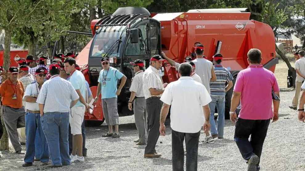 La multinacional Khun, cuya filial española se encuentra ubicada en Huesca, reunió el miércoles en el Castillo de San Luis a 700 agricultores para su demostración.