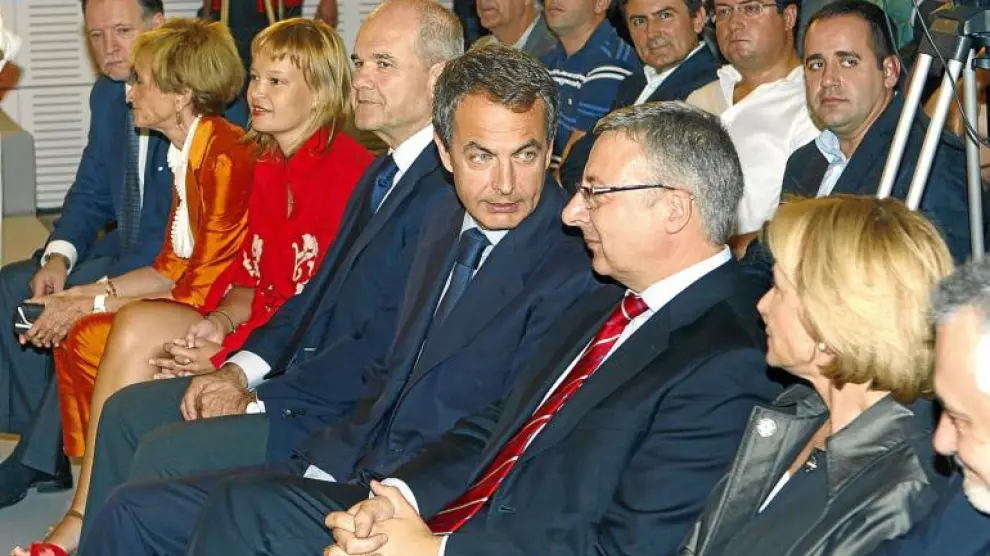 Marcelino Iglesias, pensativo al fondo, y en el centro José Blanco y Rodríguez Zapatero, ayer en su décimo aniversario como líder del PSOE.