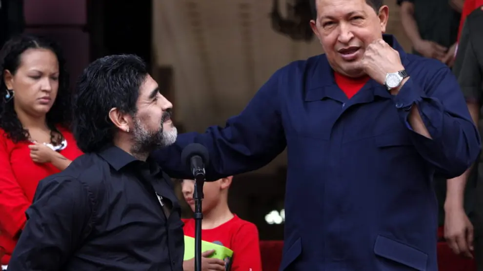 El futbolista Diego Armando Maradona, junto al presidente venezolano, Hugo Chavez