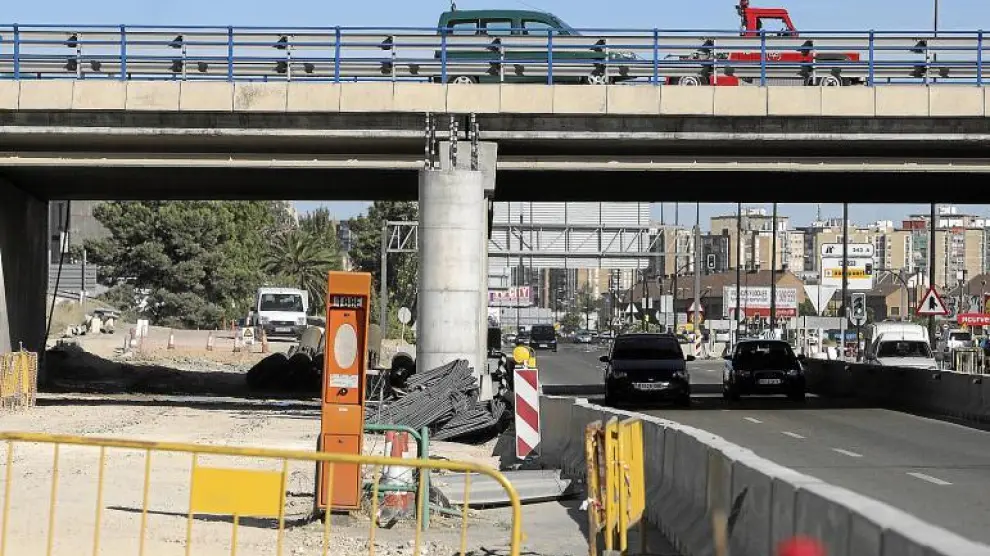 Viaducto de la Ronda Norte en construcción sobre la carretera de Logroño, ayer por la tarde.