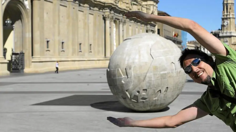 La foto resume la intención de Francisco Jalón: atrapar el mundo. Aunque, en este caso, sea la bola de la plaza del Pilar.