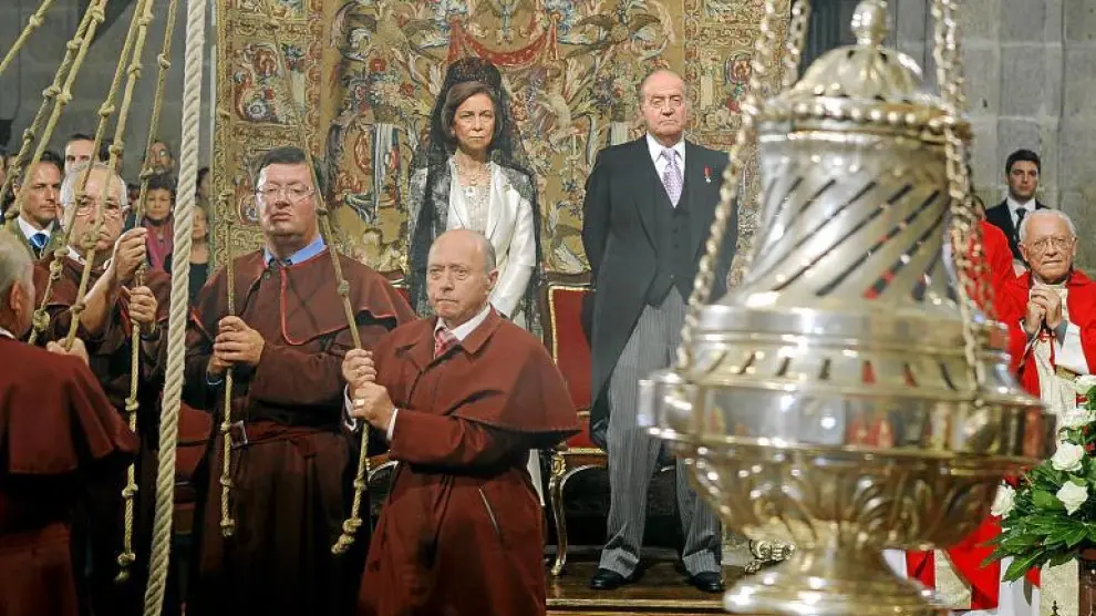 Los Reyes de España observan el botafumeiro durante la misa en la que don Juan Carlos realizó la invocación al Apóstol.