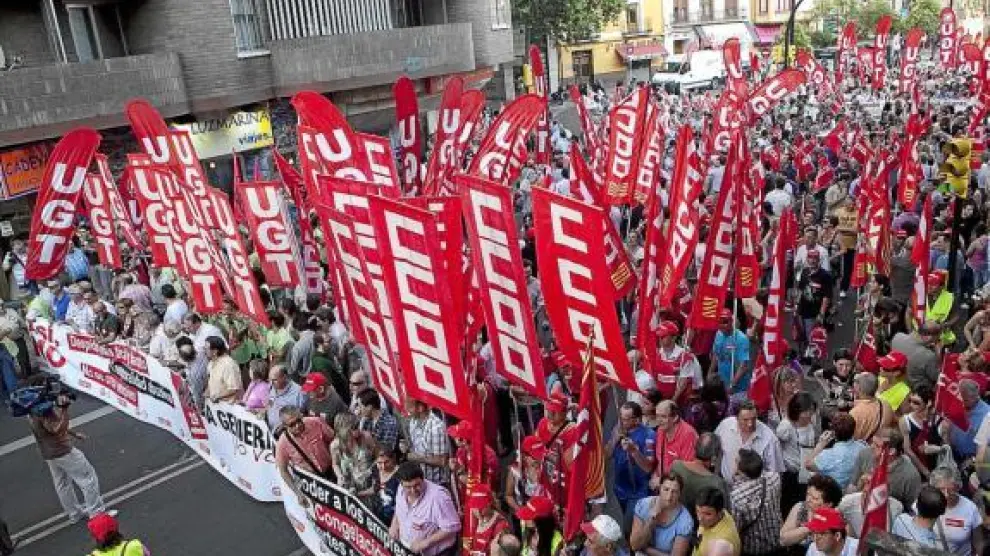 Manifestación convocada en Zaragoza por los sindicatos UGT y CC. OO. contra la reforma laboral.