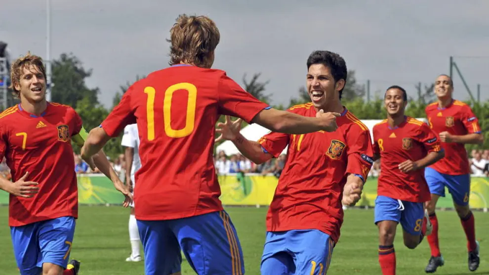 Canales y Pacheco celebran el tercer gol español.