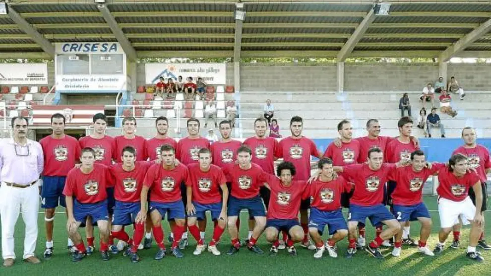 La plantilla de la AD Sabiñánigo, en su primer entrenamiento de la campaña 2010/11.