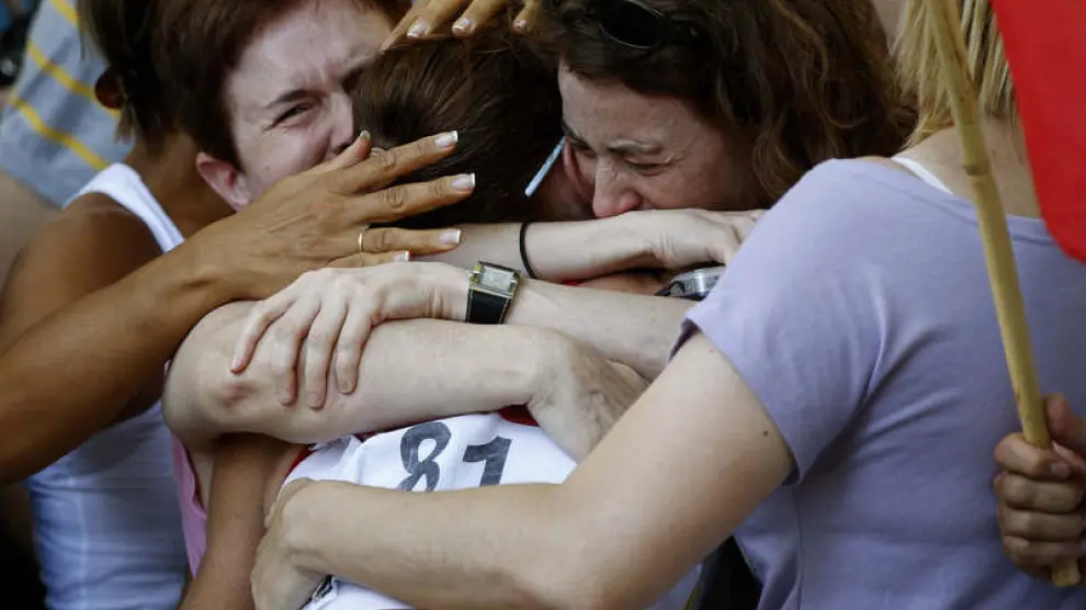 Maria José Poves se abraza a sus familiares después de terminar la carrera