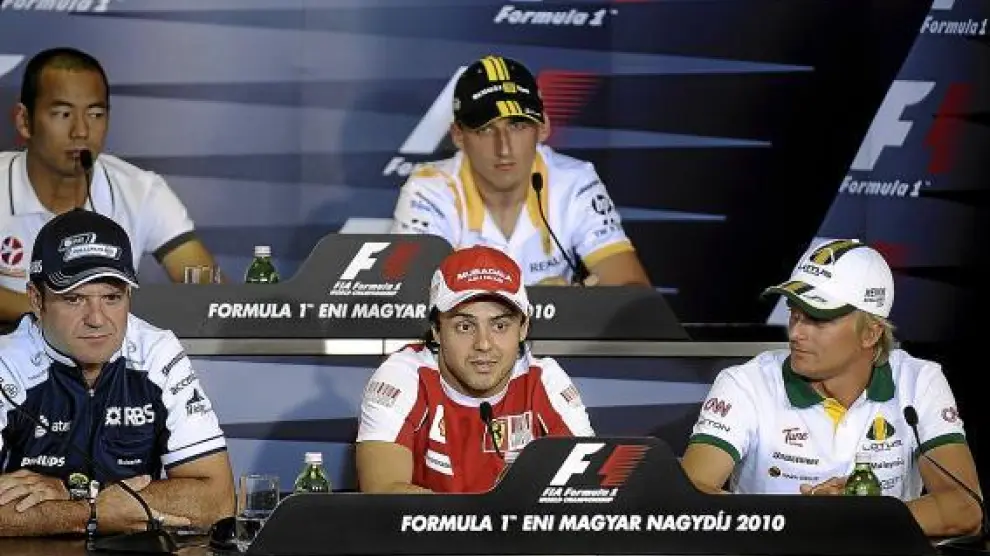 Felipe Massa, en el centro de la rueda de prensa de ayer.