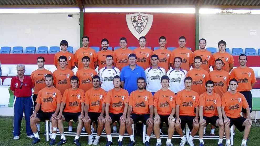 La plantilla al completo de la UD Barbastro para la temporada 2010/2011 posa en su primer día de entrenamiento.