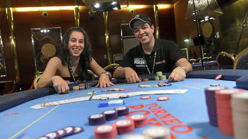 Paula y Daniel, lanzando unas fichas, tras una buena mano. En el Casino de Zaragoza, donde Paula ha jugado varios torneos.