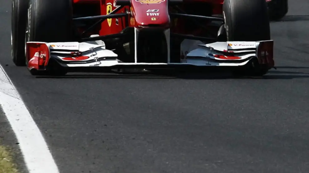 Durante 30 vueltas, Fernando Alonso tuvo que tapar los ataques de Sebastian Vettel