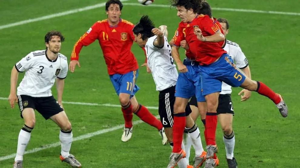 Carlos Puyol, cabecea el gol que metió a España en la final del mundial