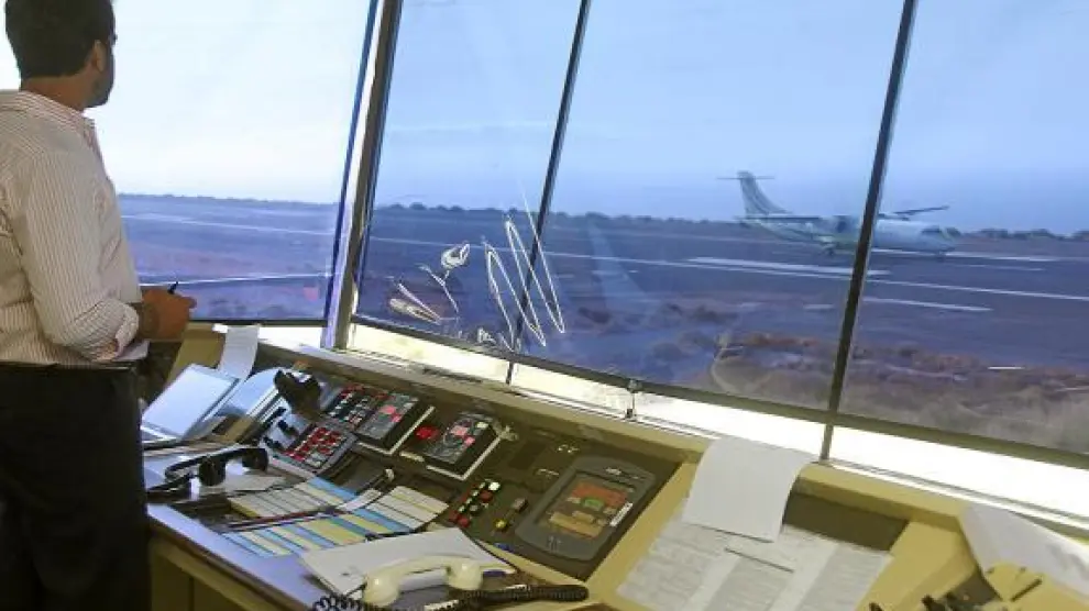 Un controlador observa la llegada de un avión desde la torre de control de La Gomera.