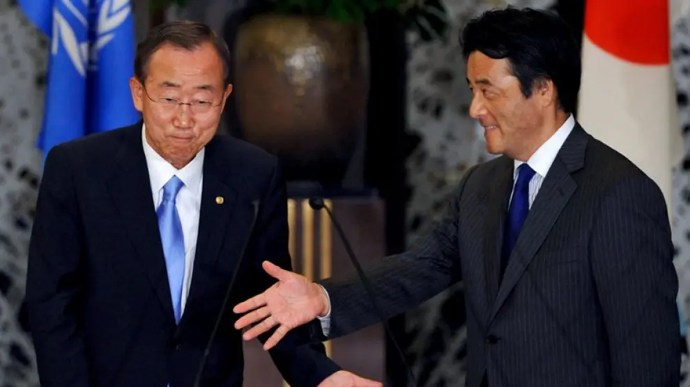 Ban Ki-moon junto al minostro japonés de asuntos exteriores, Katsuya Okada.