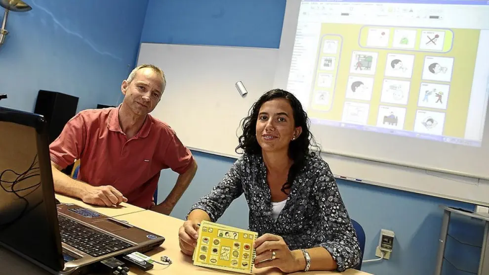 Joaquín Ezpeleta, director del departamento de Informática, y Carolina Palacio, que ha culminado la aplicación dentro de su proyecto
