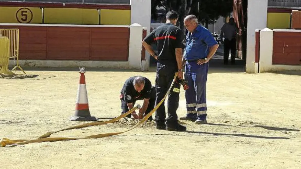 Los operarios municipales trabajaban ayer en la fontanería del coso taurino de Huesca.