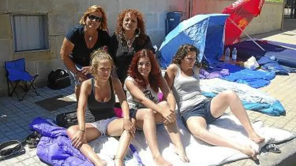 Cinco de las fans de Bisbal que han acampado en Barbastro.