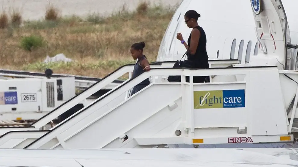 MIchelle Obama desciende del avión con Sasha