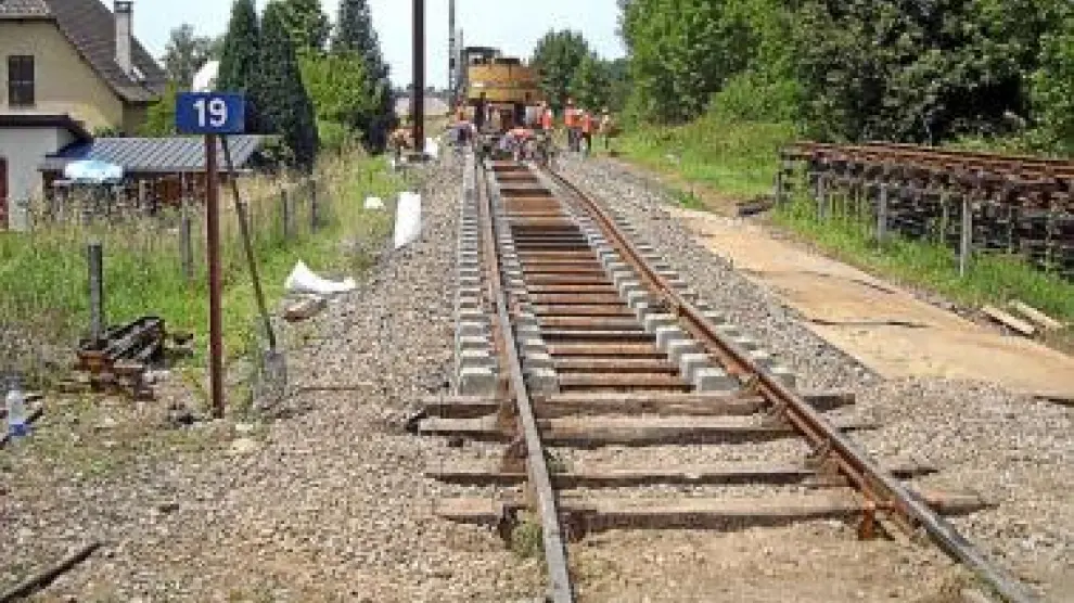 La nueva vía de hormigón está ya instalada en Ogeu-les-Bains.