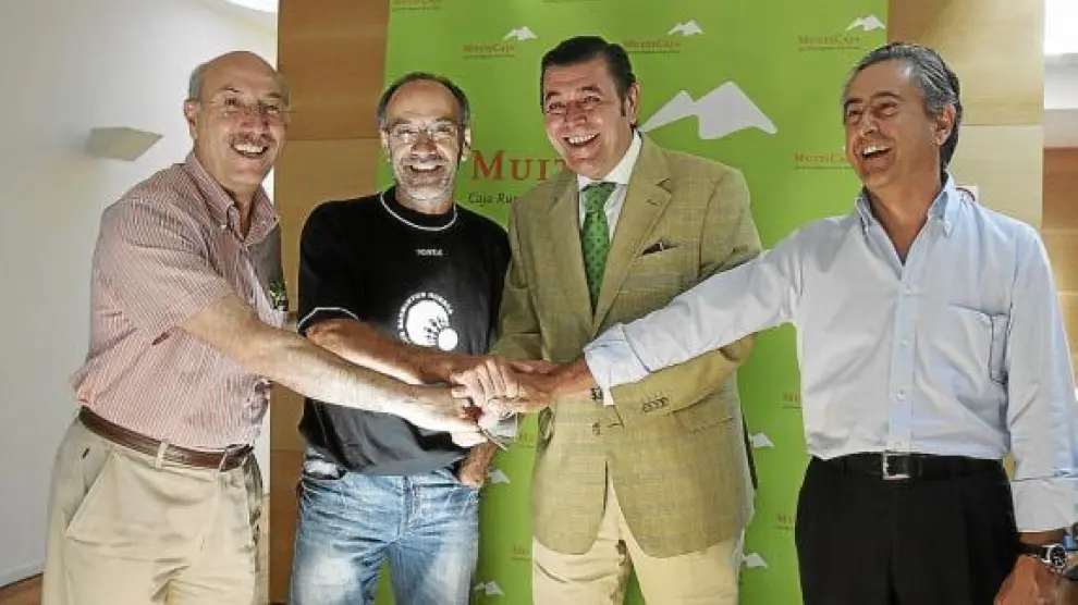 Representantde instituciones, club y empresas, unidos en defensa del Bádminton Huesca.